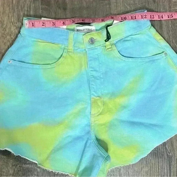 We Wore What Flare Bell Shorts, Stretch Twill Denim in Zvi Tie Tye. Size 25. NWT - Picture 14 of 16